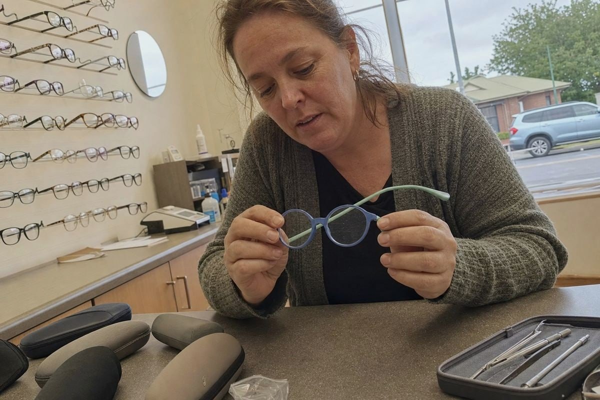 Warning signs like scratched lenses and bent temples signaling frame replacement (ID#3)