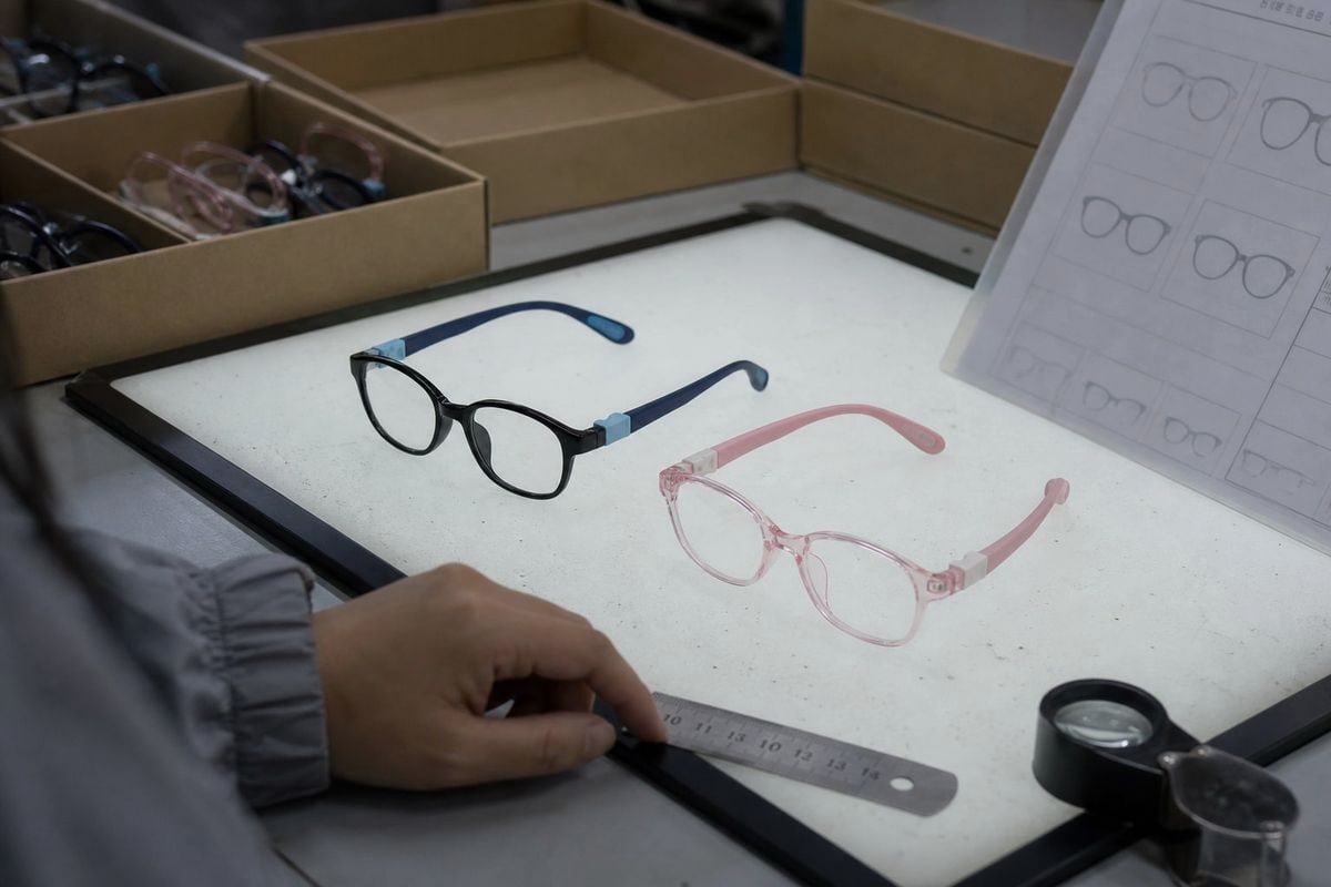 Avoid Patented Design Copying Searching design and utility patents to ensure custom frame features avoid infringement (ID#4)