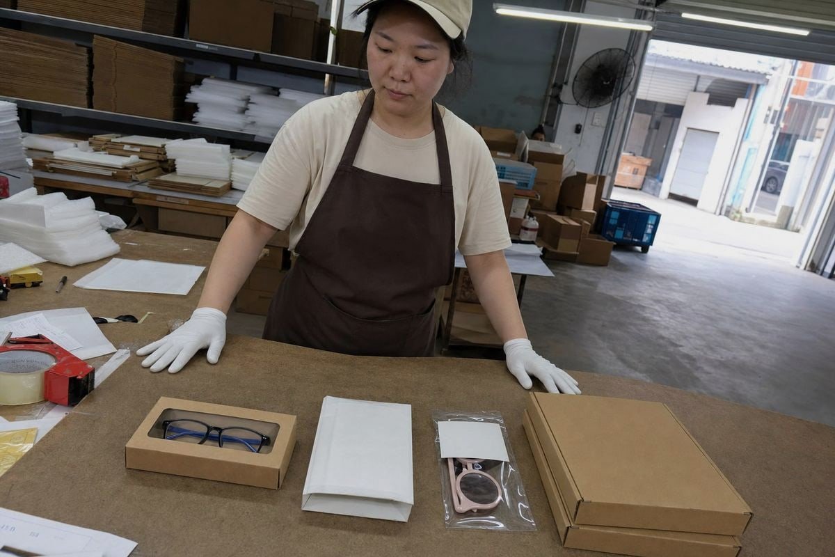 Packaging for Retail Channels Retail channel packaging options including mailers, window boxes, pouches, and bulk cartons for eyewear (ID#3)