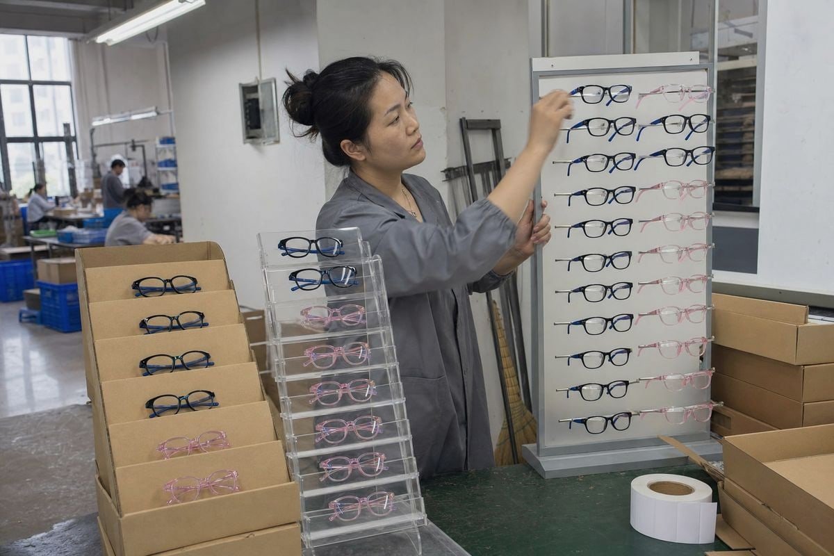 Countertop displays, floor racks, and branded signage from a kids eyewear supplier (ID#2)