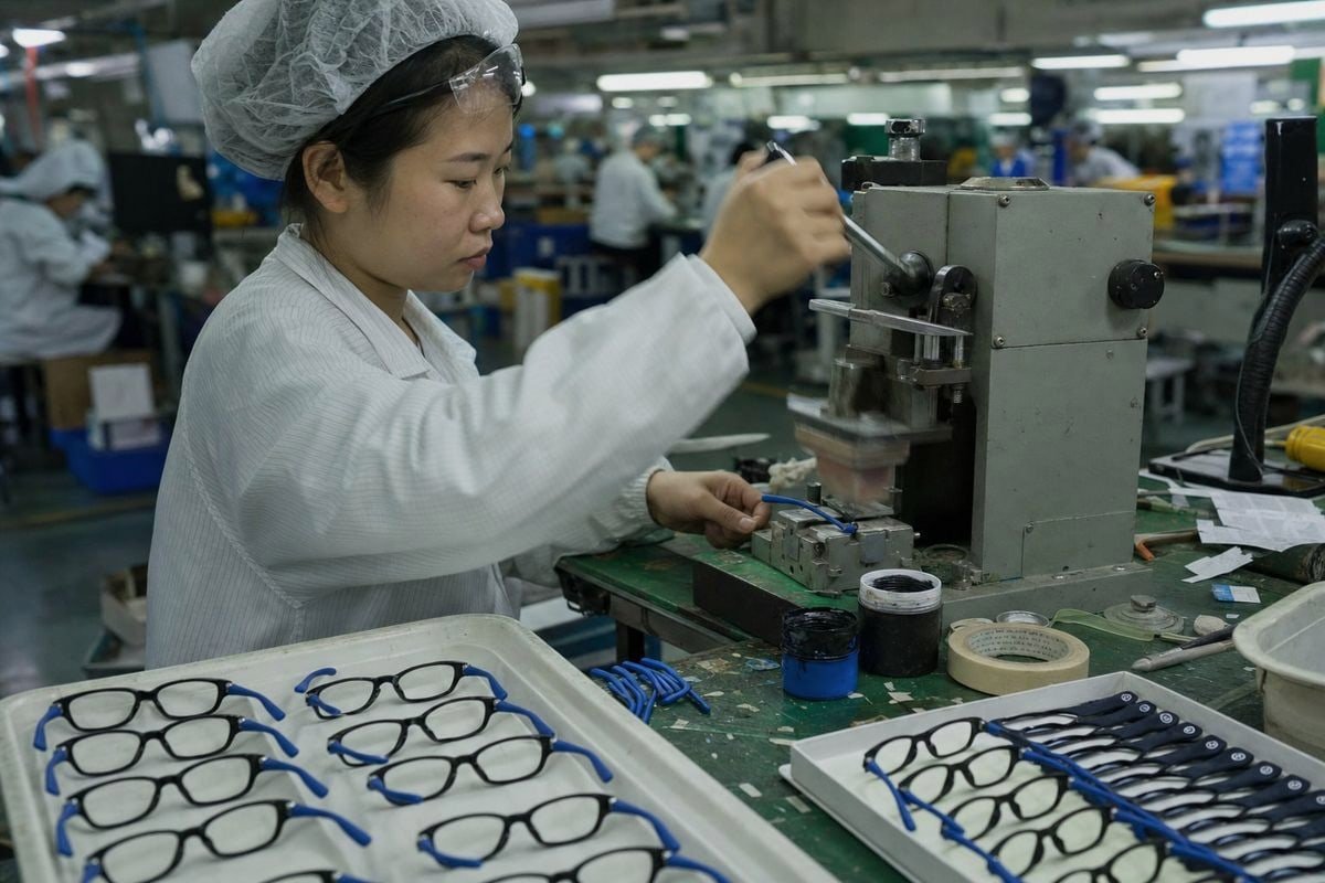Manufacturer managing multiple country-specific labels without delaying kids eyewear orders (ID#3)