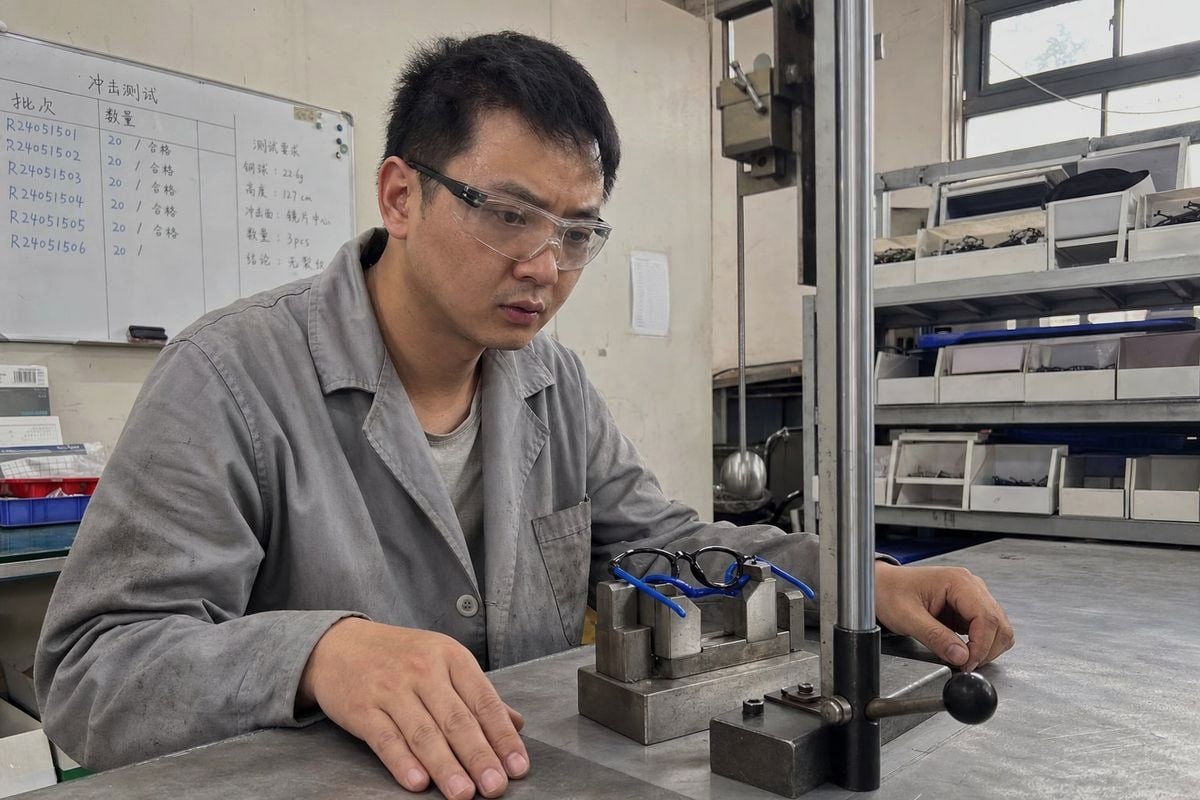 Optical Safety Standards Safety standards like EN ISO 12870 and ANSI Z80.3 for new markets (ID#2)