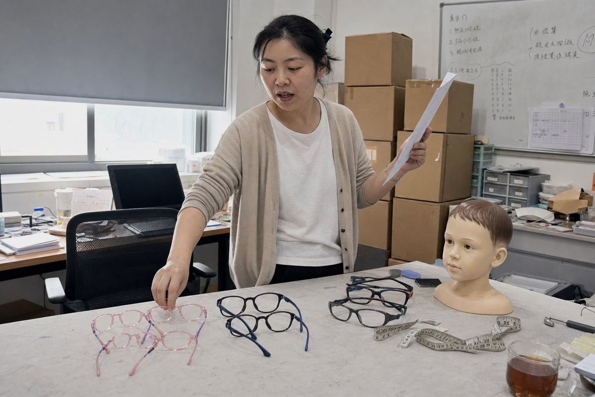 Written specification sheet mapping age bands to exact frame measurements and pupillary distance range (ID#3)