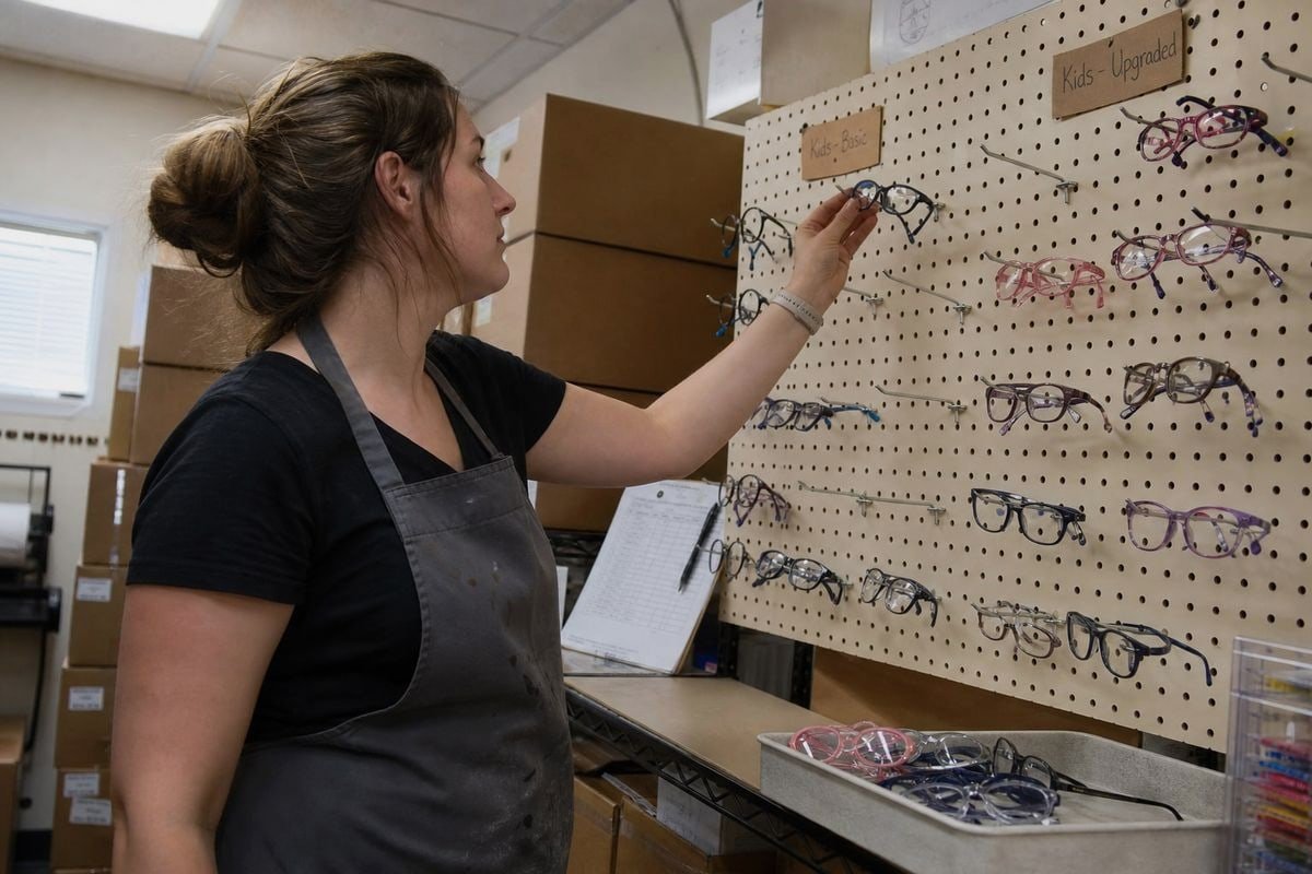 Choosing a manufacturer to protect margins under strict reimbursement limits for kids' eyewear (ID#4)