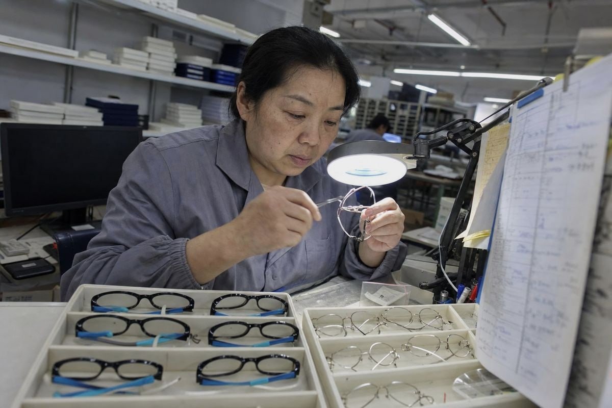 Comparing HS codes 9003.11 and 9003.19 for plastic versus metal kids' eyewear frames (ID#2)