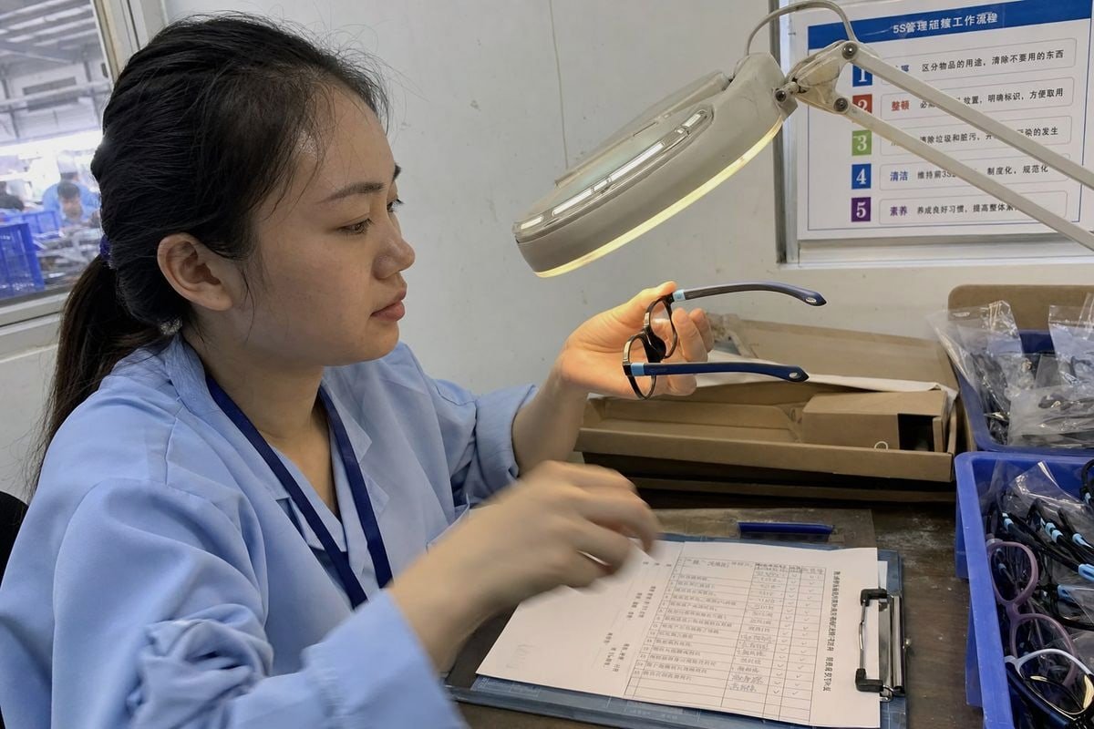 Correct placement of Made in China marking on temple arm, case, and packaging of children's optical frames (ID#3)