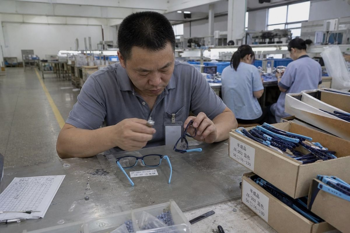 Mid-Production Inspection Benefits Mid-production inspection catching hinge, alignment, and finish defects early in kids frames manufacturing (ID#2)