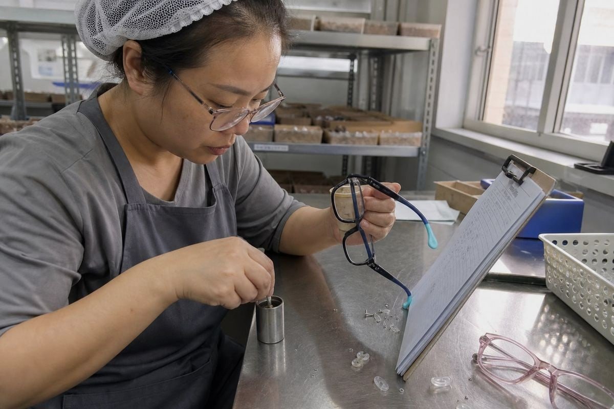 Assessing swallowing risk from nose pads, screws, and decorative parts on kids' eyewear frames (ID#1)