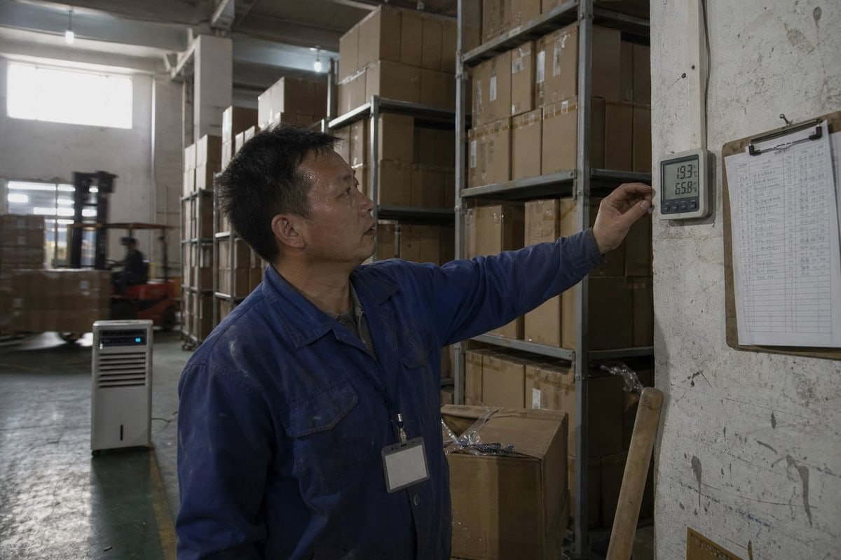 Warehouse temperature and humidity monitoring setup for optical frame inventory protection (ID#3)