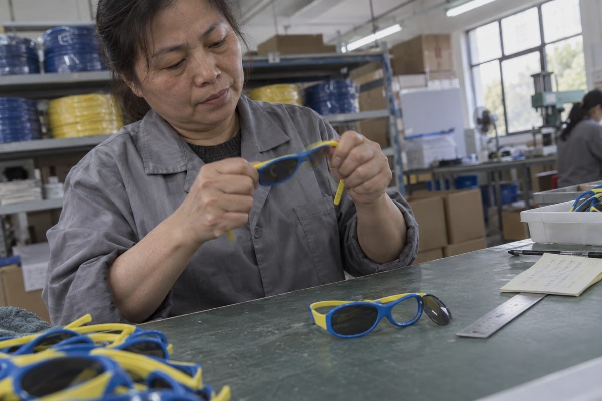 Customizing lens color, tint, gradient, and polarization with TPEE frame manufacturers (ID#4)
