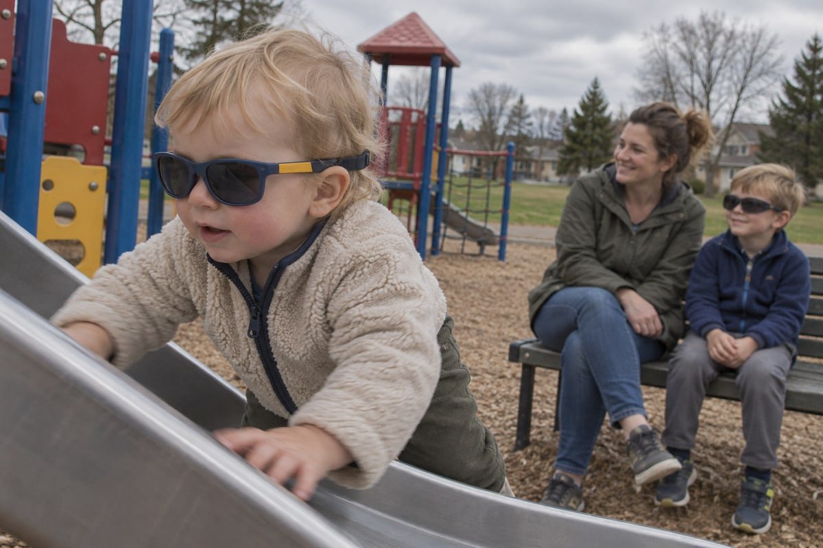 TR90 kids sunglasses comparing elastic strap and regular temple designs for different ages (ID#1)